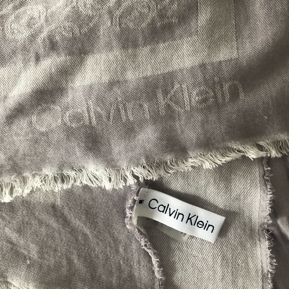 Calvin Klein soft gray shawl Wrap rayon - Picture 2 of 6